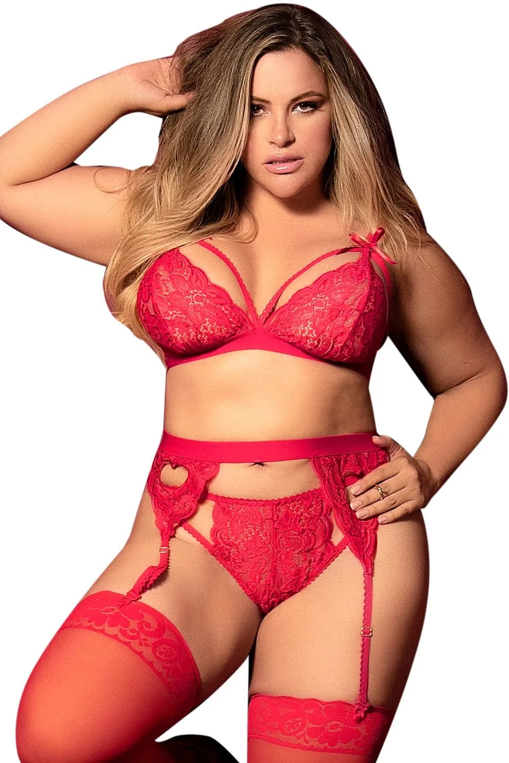 Ensemble lingerie rouge en dentelle pour femmes rondes, avec soutien-gorge, porte-jarretelles et string orné d'un cœur.