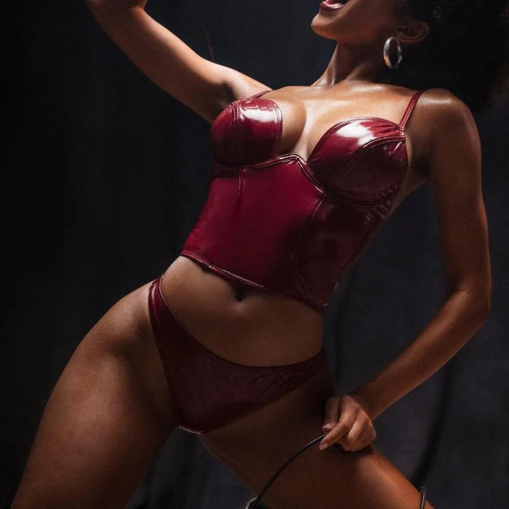 Ensemble vinyle bordeaux deux pièces avec bustier armature et string assorti, bretelles réglables, fermeture éclair arrière.
