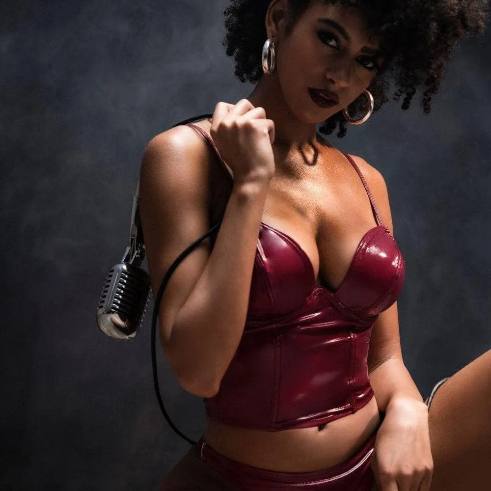 Ensemble vinyle bordeaux deux pièces avec bustier armature et string, bretelles réglables, fermeture éclair arrière.