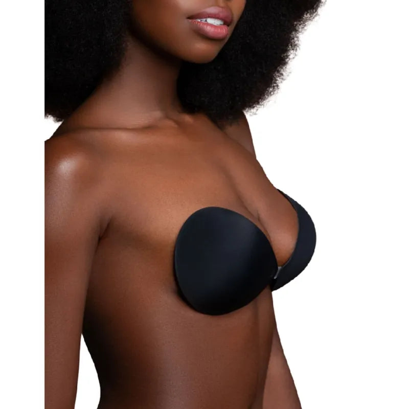 Femme portant un soutien-gorge invisible noir sans bretelles, idéal pour tenues dos nu, réutilisable jusqu'à 50 fois.