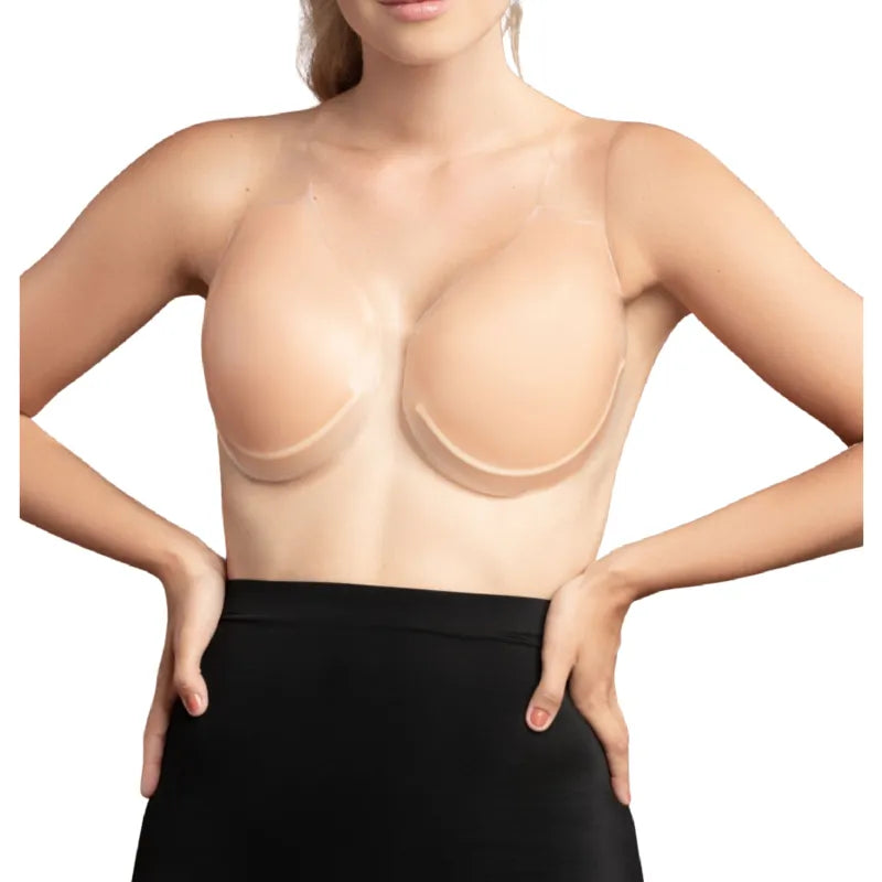 Femme portant élévateurs de poitrine en silicone Bye Bra, couleur chair, avec sangle transparente pour soutien optimal.
