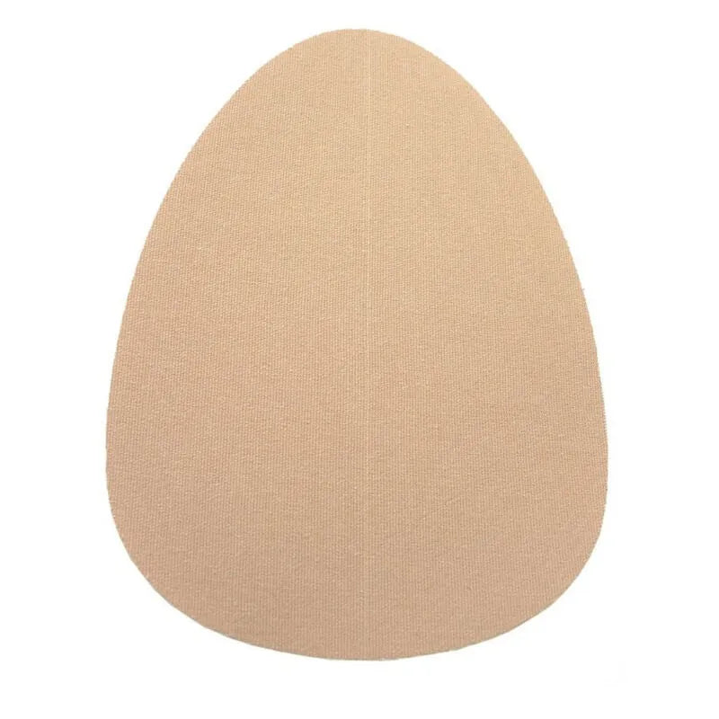 Coussinets de lifting seins Bye Bra beige, forme ovale, texture satinée, adhésif imperméable, soutien discret et naturel.