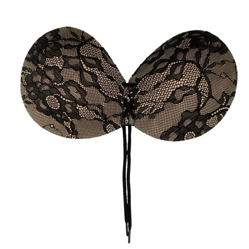 Soutien-gorge adhésif noir en dentelle avec fermoir ajustable, idéal pour tenues sans bretelles et dos nu.