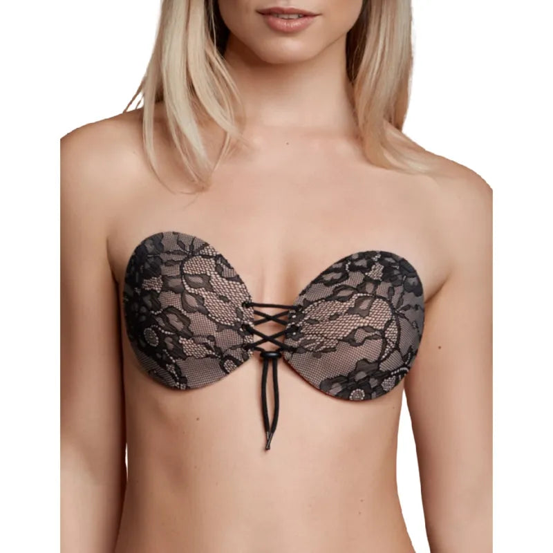 Soutien-gorge adhésif noir en dentelle avec fermoir à nouer, offrant un décolleté amélioré et maintien optimal sans bretel...