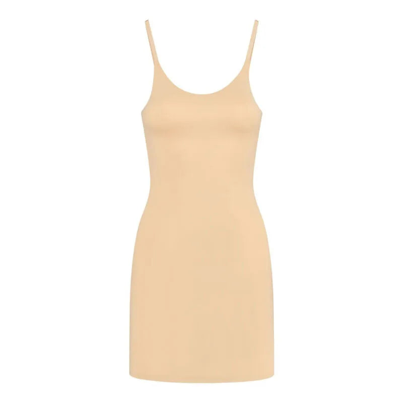 Robe invisible beige Bye Bra, microfibre légère, bretelles fines réglables, ajustement parfait sous vêtements serrés.