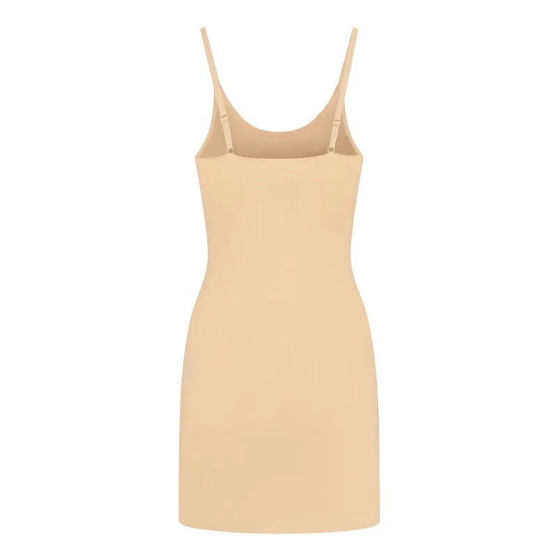 Robe invisible beige Bye Bra, microfibre légère, bretelles réglables, ajustement parfait sous vêtements serrés.