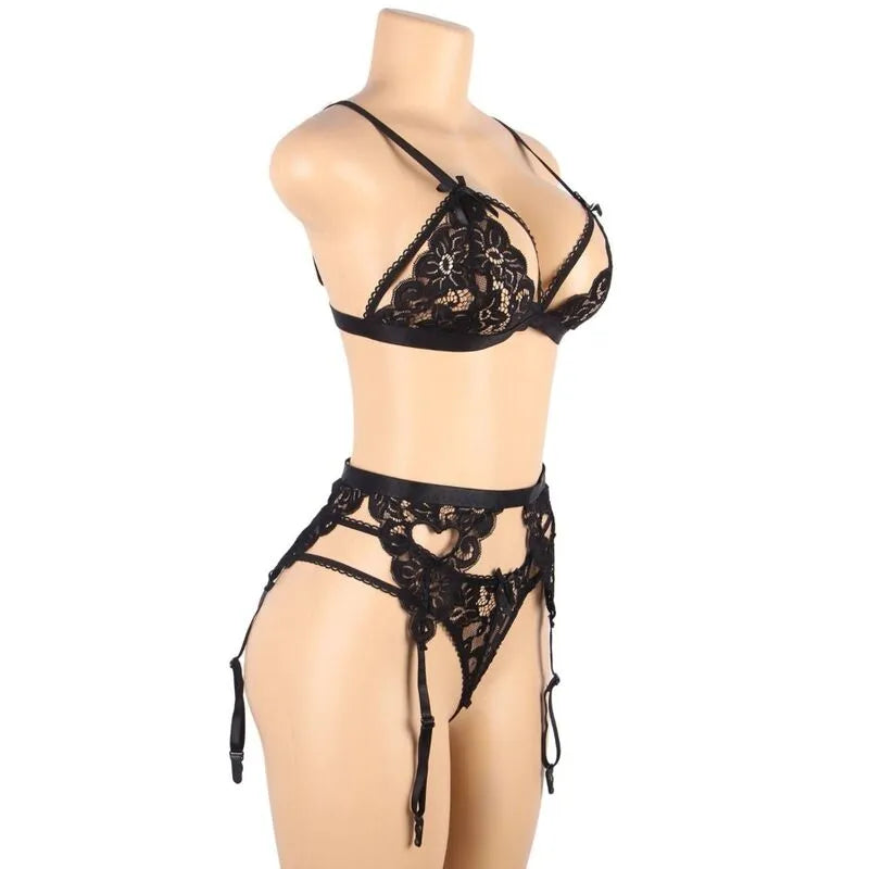 Ensemble lingerie trois pièces noir en dentelle, design élégant et confortable, pour femmes, sur mannequin.