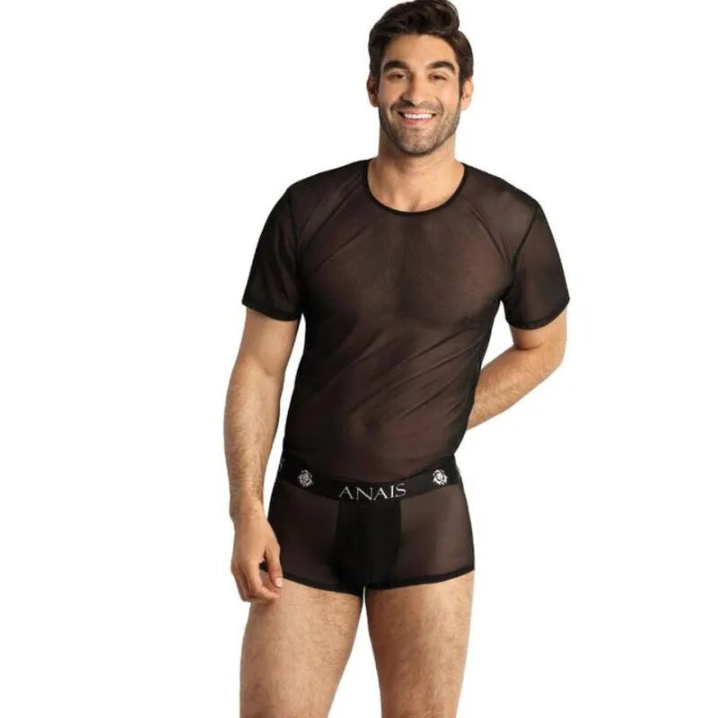 T-shirt Éros homme en tulle noir ajusté, finition élégante, porté par un modèle souriant, Anais Apparel.