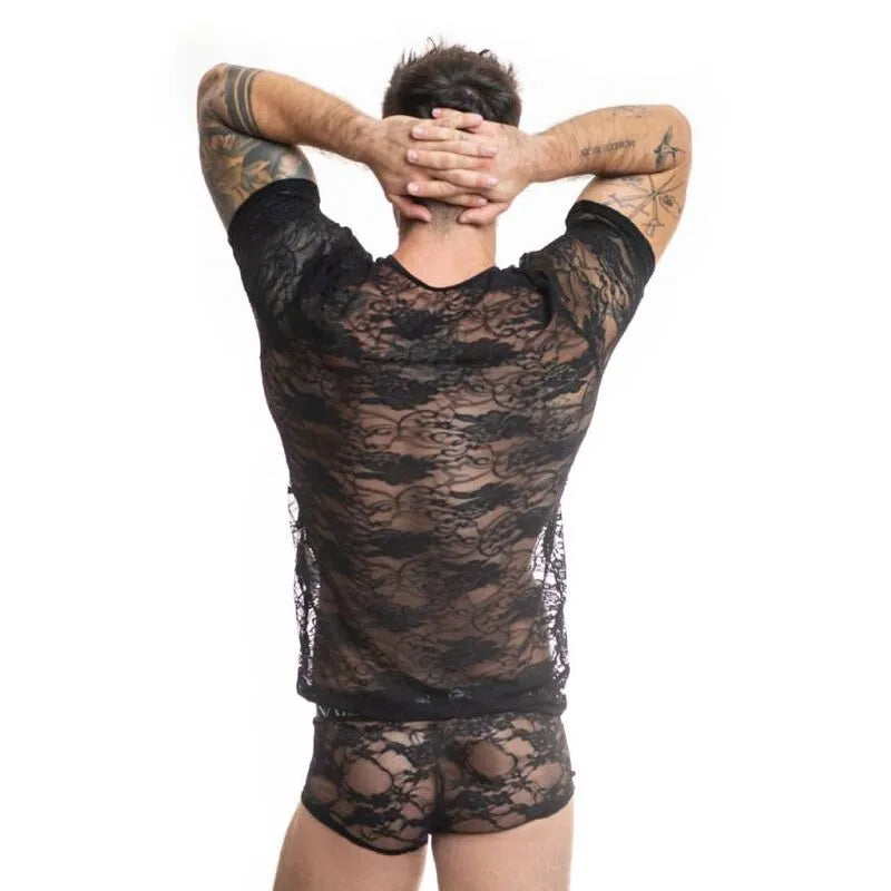 Homme portant T-shirt ANAIS MEN Romance en dentelle noire à imprimé fleuri, ajusté et élégant, vue de dos.