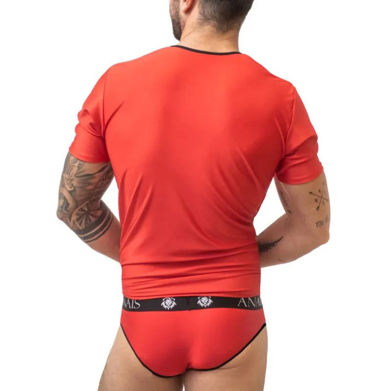 T-shirt rouge ajusté Anais Men avec bordure noire, microfibre douce, porté par un modèle de dos.