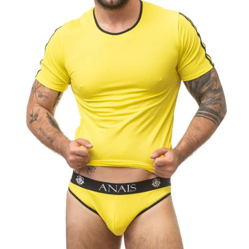 Homme portant un t-shirt jaune Tokyo ajusté, manches courtes, détails noirs, de la marque Anais Men, en polyamide et élast...