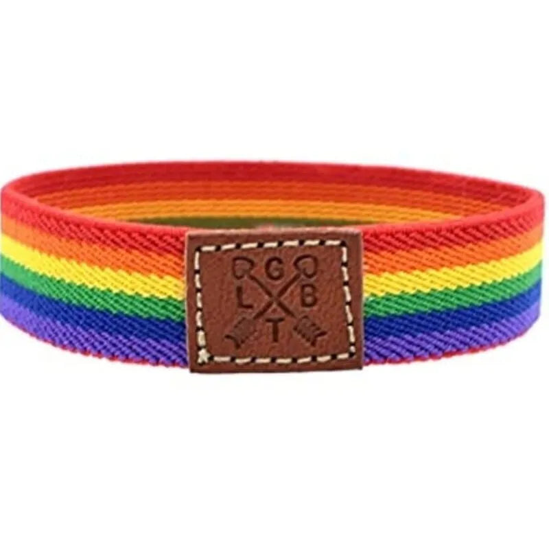 Bracelet caoutchouc luxe aux couleurs du drapeau fierté, réglable, vibrant, symbole de diversité et acceptation.