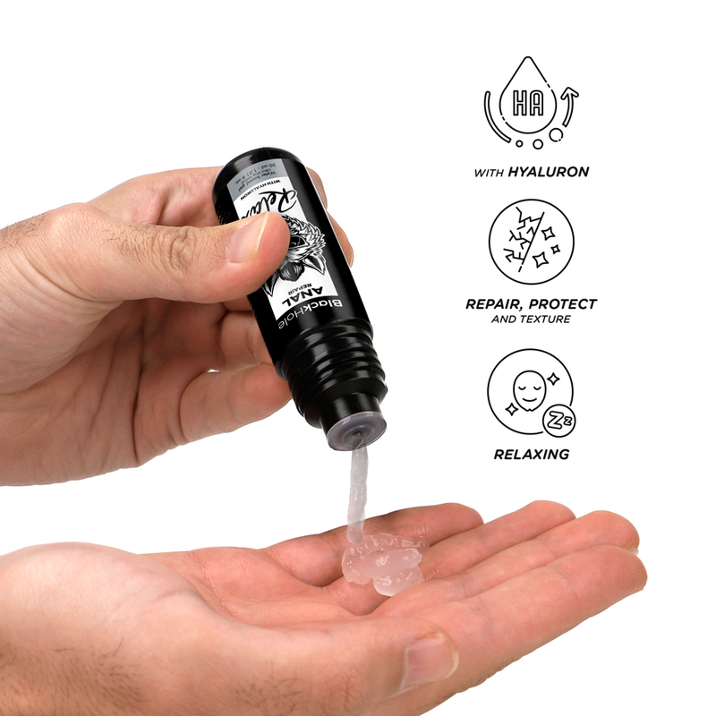 Flacon noir de lubrifiant anal Black Hole avec hyaluron, versé dans une main, idéal pour relaxation et confort.