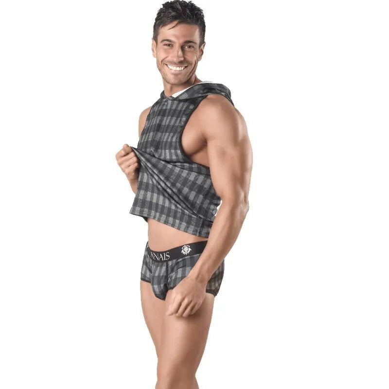 T-shirt à capuche gris à carreaux, coupe ajustée, sans manches, porté par un homme souriant, style moderne et élégant.