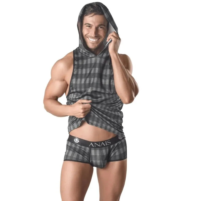 Débardeur à capuche gris à carreaux, ajusté, en polyamide, porté par un homme souriant, Anais Men Aegis.