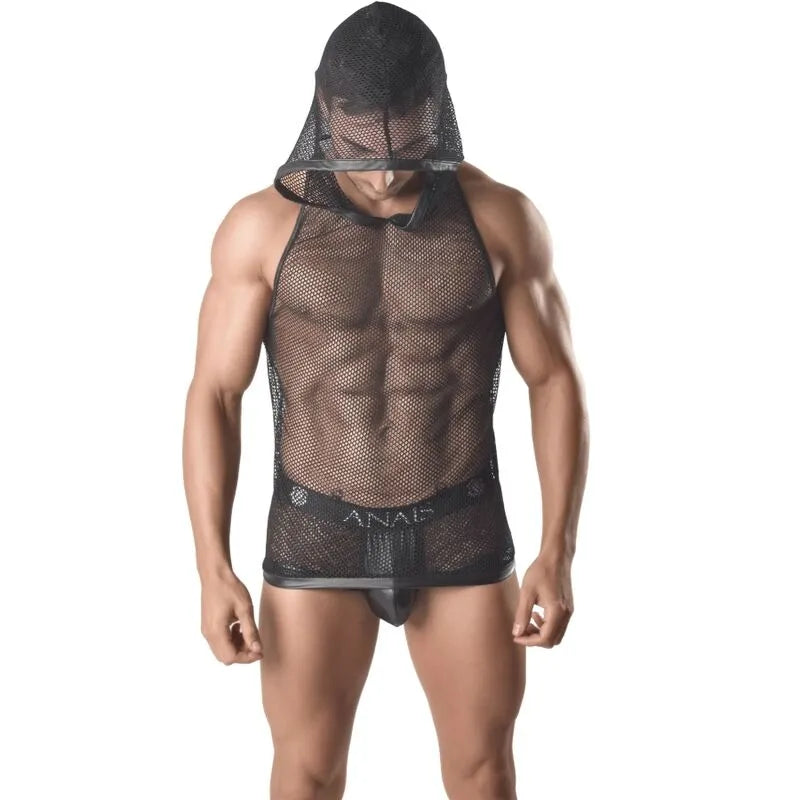 Homme portant un débardeur noir en mesh avec capuche, ajusté, mettant en valeur la silhouette, par Anais Apparel.