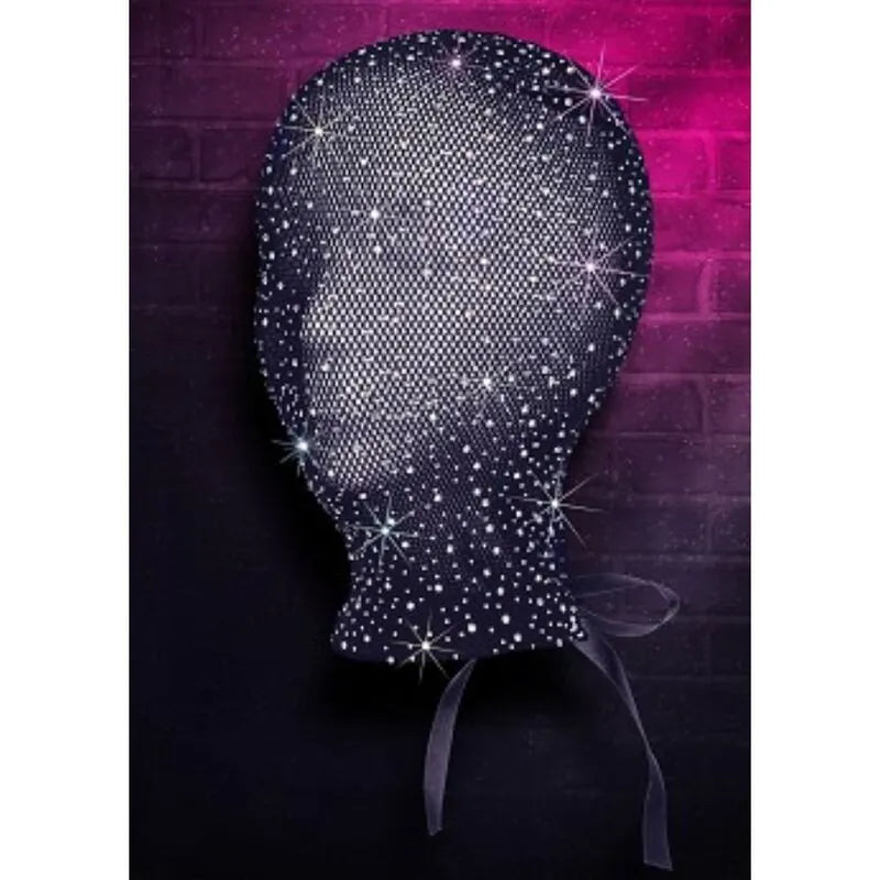 Capuche Radiance noire avec strass étincelants, maille respirante et laçage corset, sur fond rose et violet.