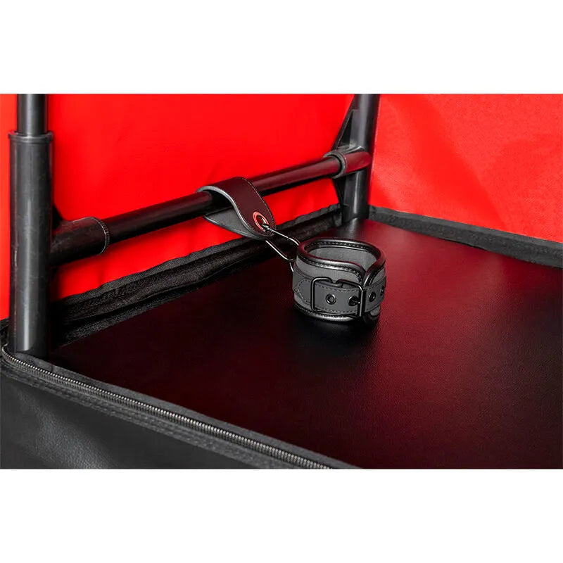 Cabine BDSM violette avec menottes noires et LED intégrées, design élégant pour expérience sensorielle immersive.