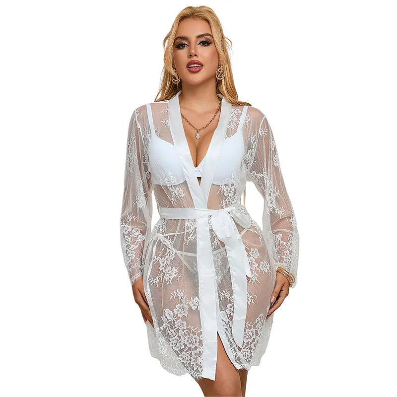 Chemise de nuit blanche florale, manches longues, grande taille, élégante et sexy, mettant en valeur les courbes féminines.