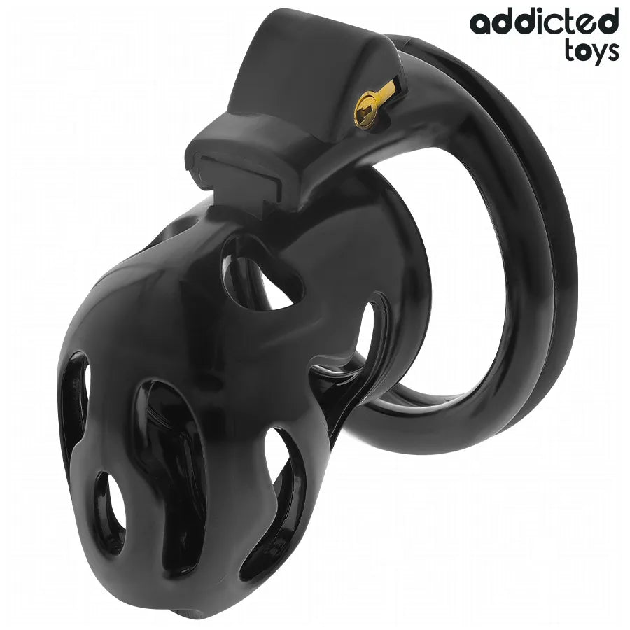 Cage de chasteté noire Addicted Toys, design ergonomique, avec serrure dorée et anneaux ajustables pour confort et sécurité.