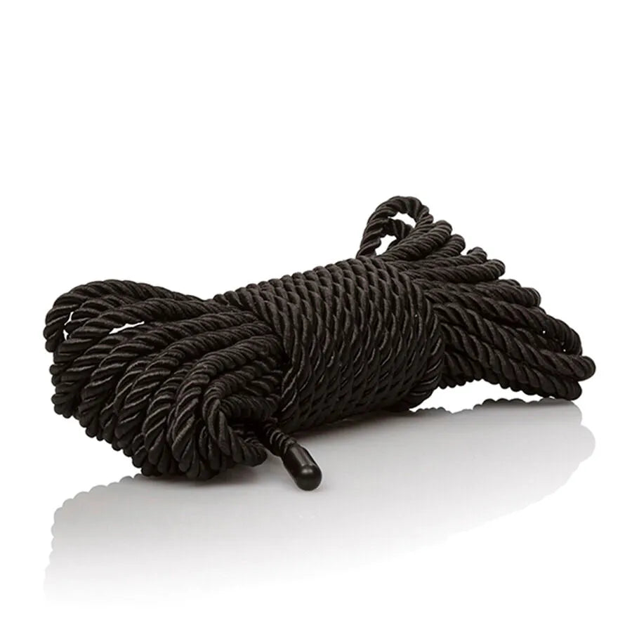 Corde noire Scandal CalExotics 9,7m, soyeuse et polyvalente pour jeux de bondage créatifs et contraintes sensuelles.