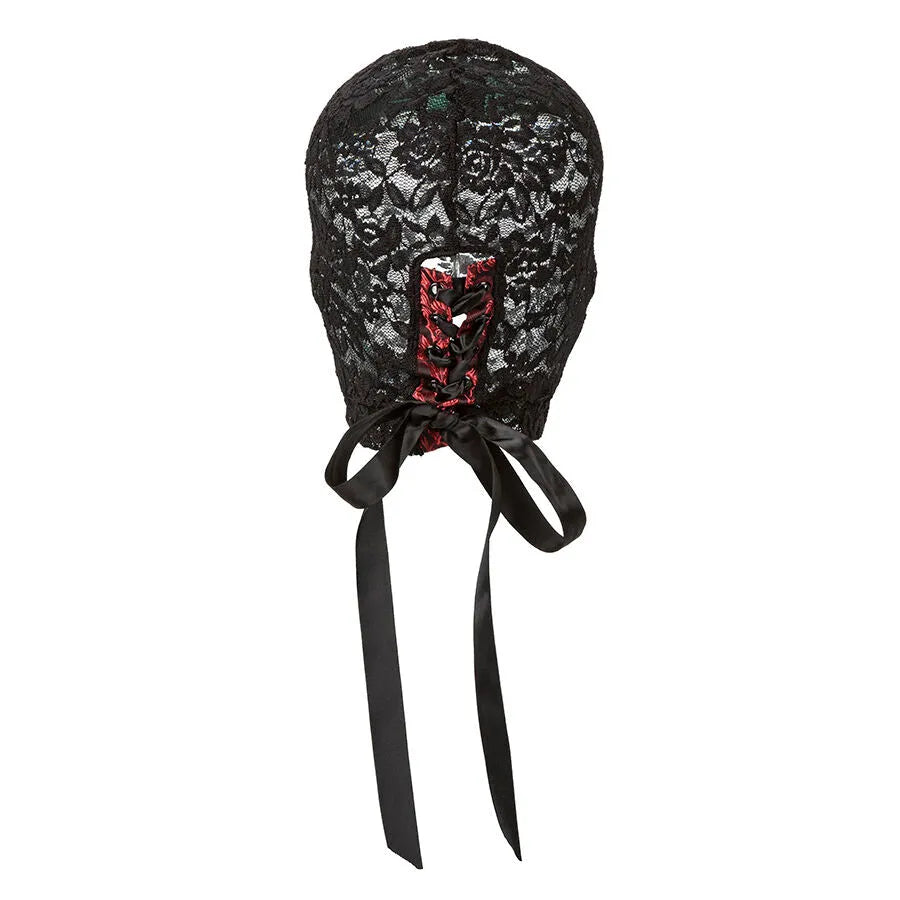 Cagoule en dentelle noire avec lacets corset rouges et nœud, design sensuel et respirant pour jeux de rôle intimes.