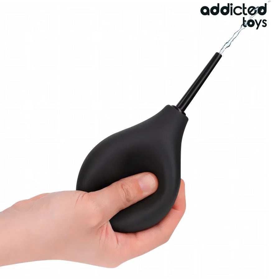 Nettoyant anal Addicted Toys noir 220 ml, design ergonomique, embout long pour nettoyage efficace et portable.
