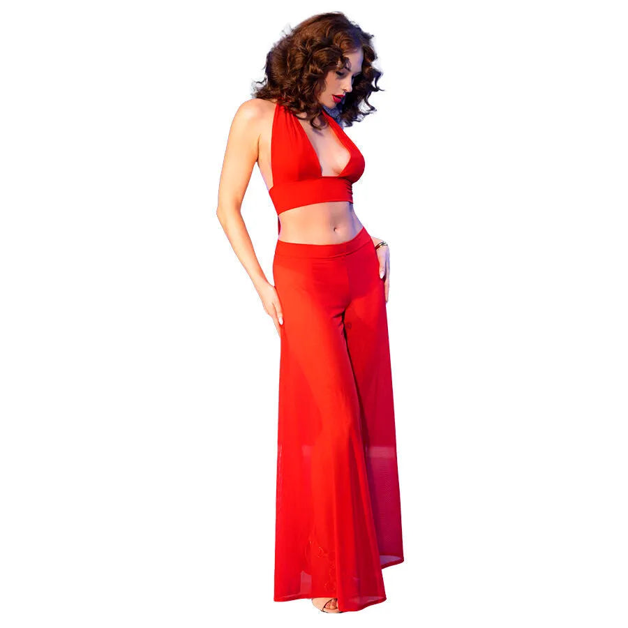 Ensemble rouge transparent avec haut nouable et pantalon large, élégant et sensuel, porté avec des tongs.