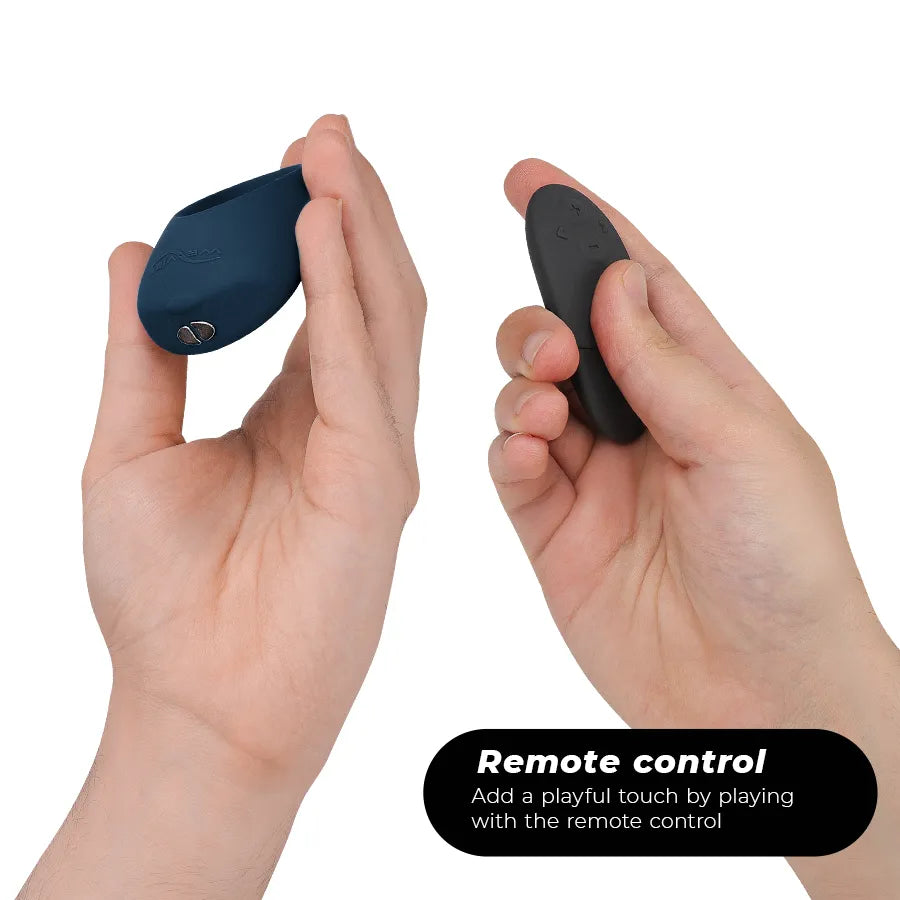 Ensemble vibromasseur Nova 2 bleu et anneau pénien noir en silicone, tenus dans des mains, pour stimulation couple.