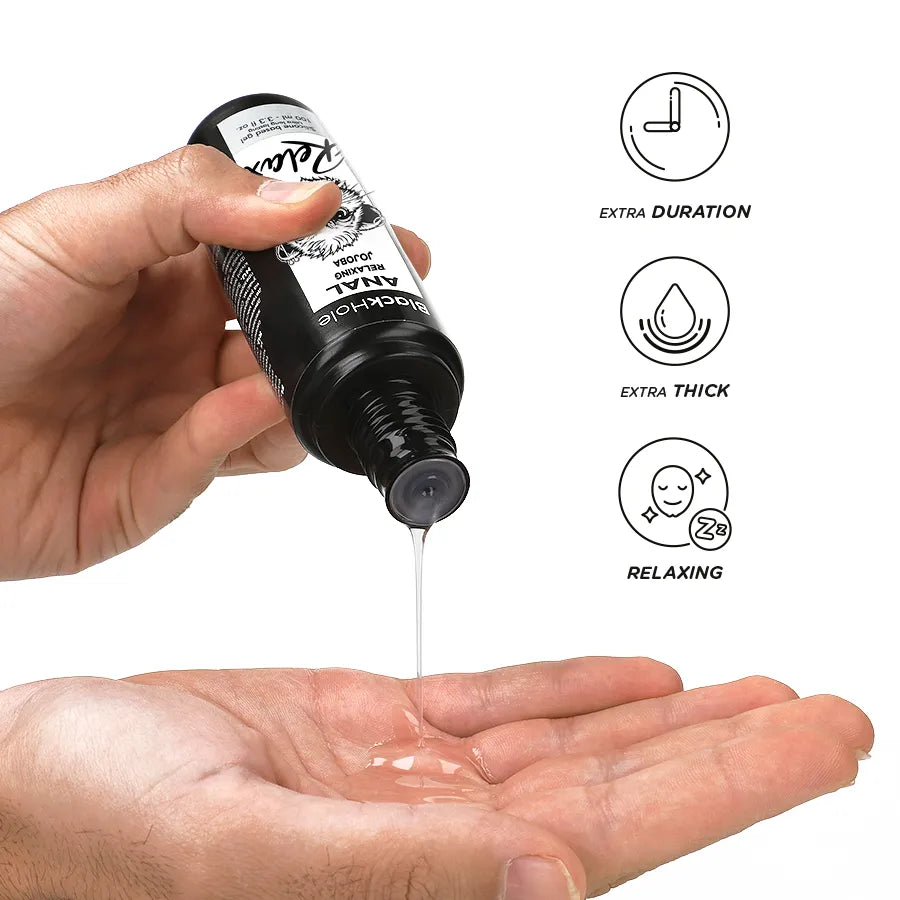 Flacon noir de gel lubrifiant anal Black Hole 30ml versé dans une main, avec icônes de durée, épaisseur et relaxation.