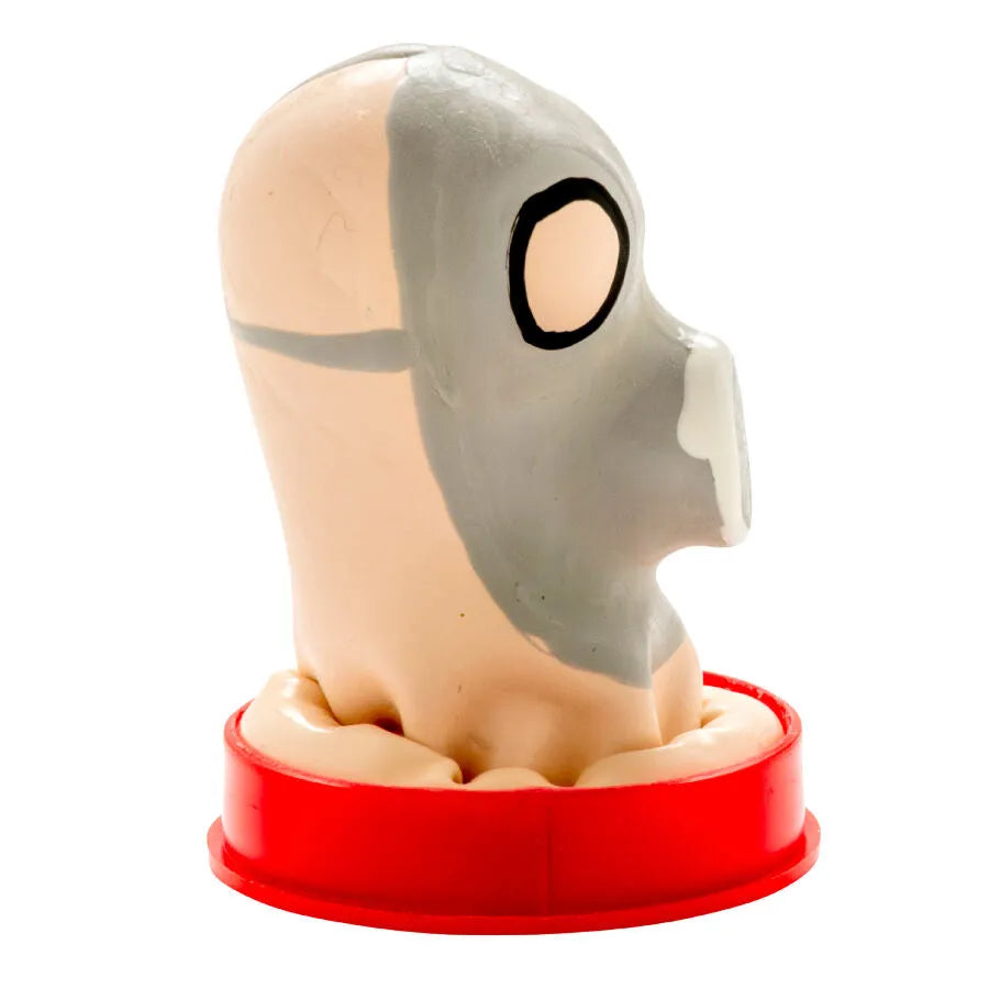 Préservatif fantaisie peint à la main en forme de masque à gaz, couleurs beige et gris, sur support rouge.