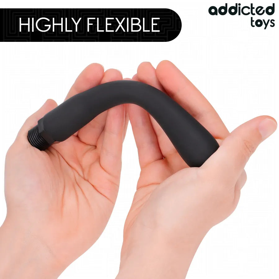 Nettoyeur anal Addicted Toys Modèle 4, noir, flexible, en PVC souple, tenu dans une main, pour hygiène intime efficace.