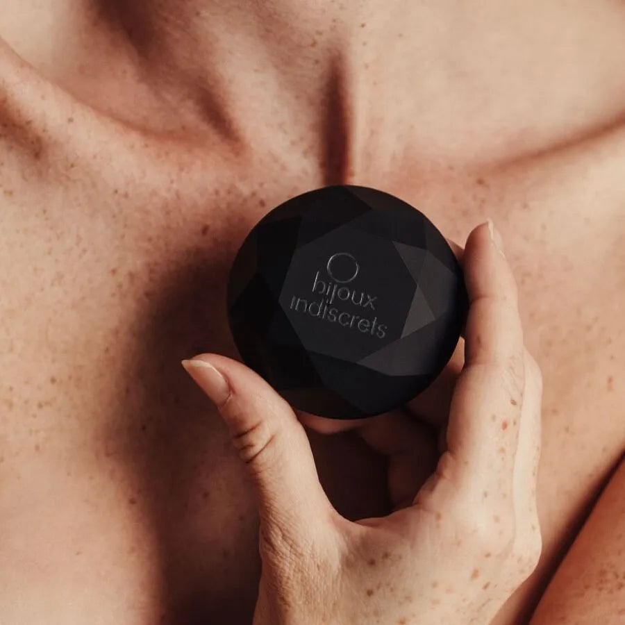 Vibrateur noir mat en forme de diamant, élégant et compact, tenu en main, Bijoux Indiscrets, édition limitée.