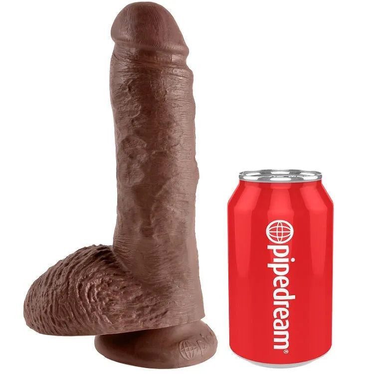 Dildo réaliste marron avec testicules, ventouse, 20.3 cm, sans latex, texture douce, à côté d'une canette pour échelle.