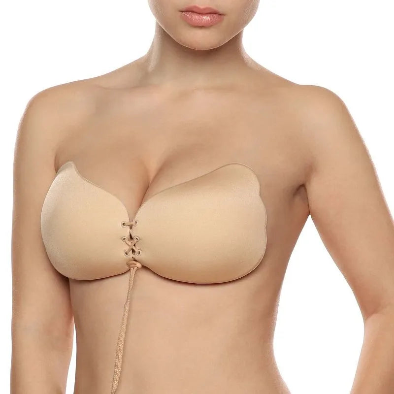Soutien-gorge push-up beige sans bretelles, en dentelle, avec fermoir ajustable à nouer, offrant un décolleté rehaussé.