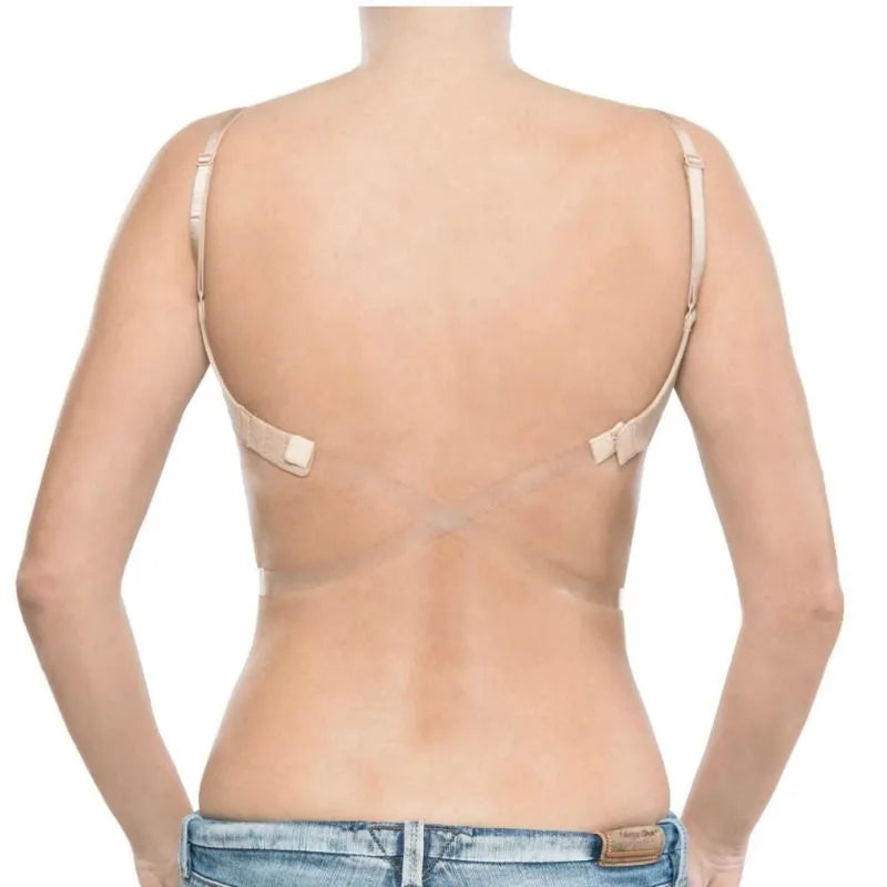 Femme portant un réducteur de bretelles transparent, croisé dans le dos, idéal pour robes dos nu, ajustable et discret.