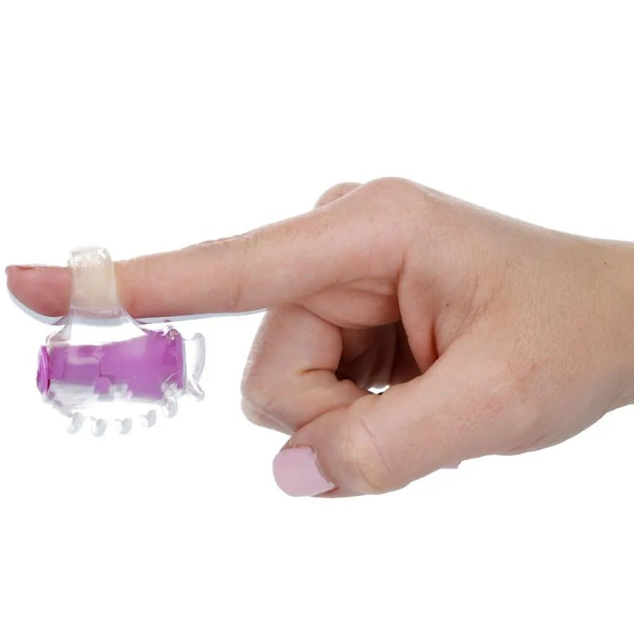 Stimulateur de doigt lilas en TPR flexible avec texture à bulles, porté sur un doigt pour massage corporel relaxant.