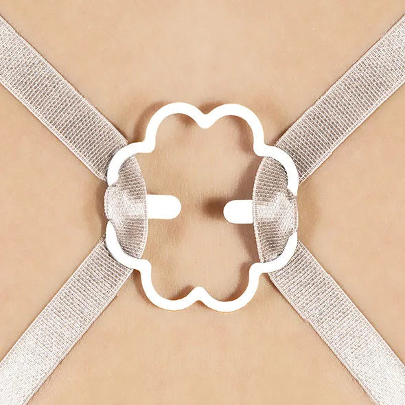 Clips de soutien-gorge Bye Bra blancs, ergonomiques, pliables, fixés sur bretelles beige, pour cacher et ajuster confortab...