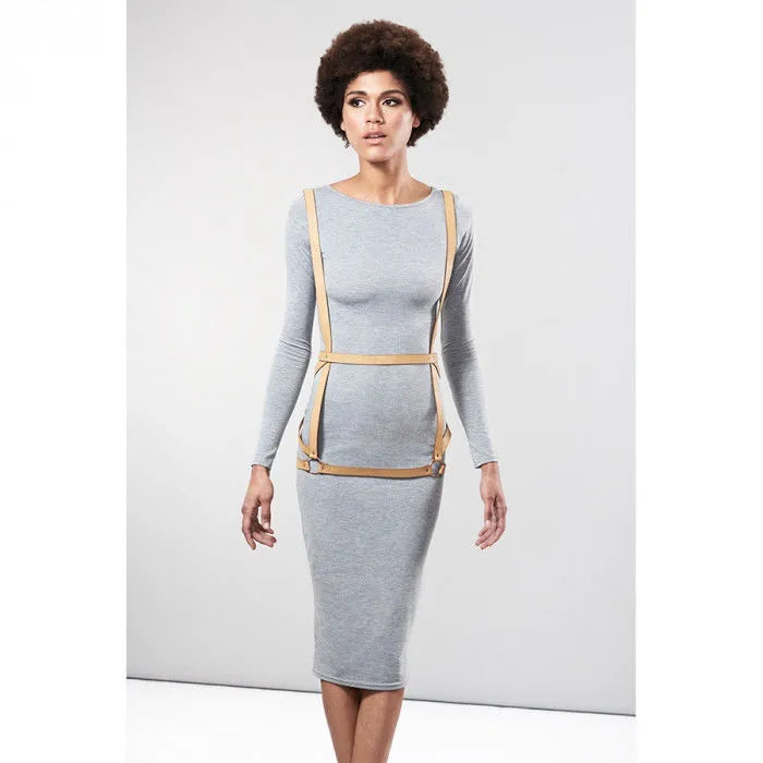 Harnais robe marron inspiré BDSM, ajustable, porté sur robe grise, bretelles croisées, style audacieux et élégant.