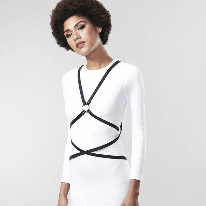 Harnais noir multi-voies Maze ajustable, porté sur robe blanche, style érotique et tendance, Bijoux Indiscrets.