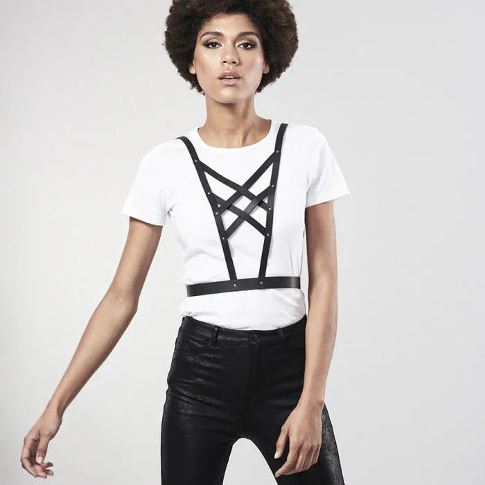 Harnais noir croisé avec collier, style BDSM, porté sur un t-shirt blanc, ajustable à la taille et aux épaules.