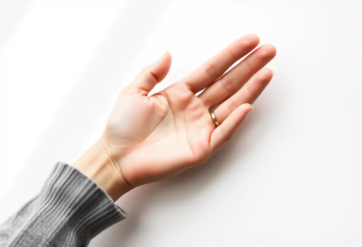 Anneau vaginal dans la main d'une femme