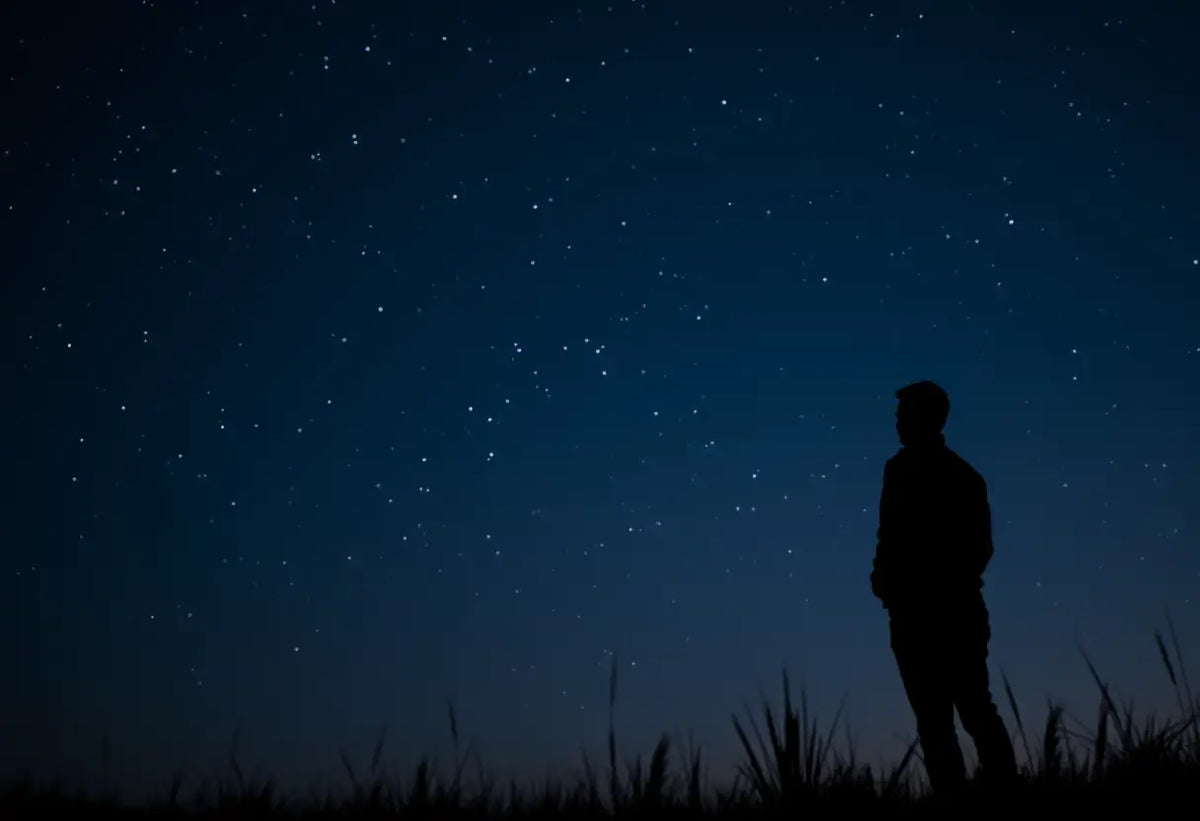 Un silhouetté regardant le ciel nocturne, apaisant les émotions