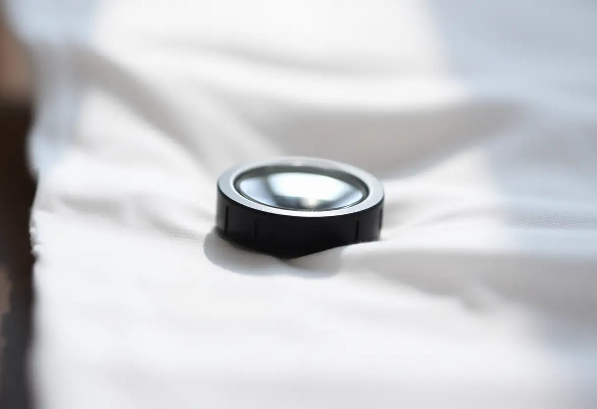 Un dispositif contraceptif posé sur un tissu blanc