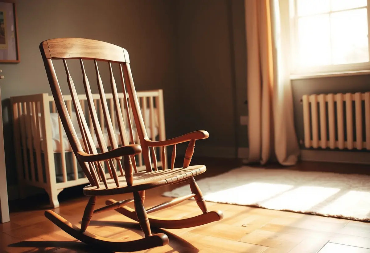 Fauteuil berçable dans la nursery, éclairé par la lumière naturelle