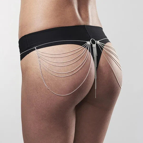 Chaîne taille argentée élégante sur hanches, sublimant courbes féminines, accessoire mode raffiné pour tenues chic.