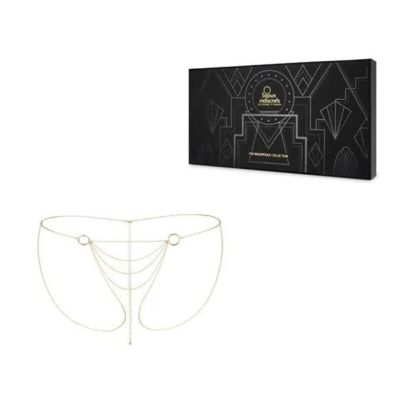 Chaîne bikini dorée glamour avec pendentifs, accessoire mode estival élégant, présenté avec boîte noire chic.