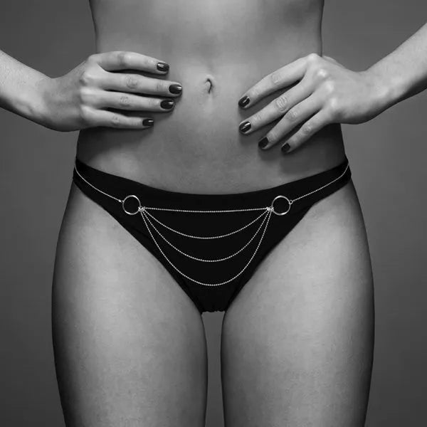 Chaîne bikini dorée glamour sur fond de plage, accessoire mode estival élégant et sophistiqué pour femme.