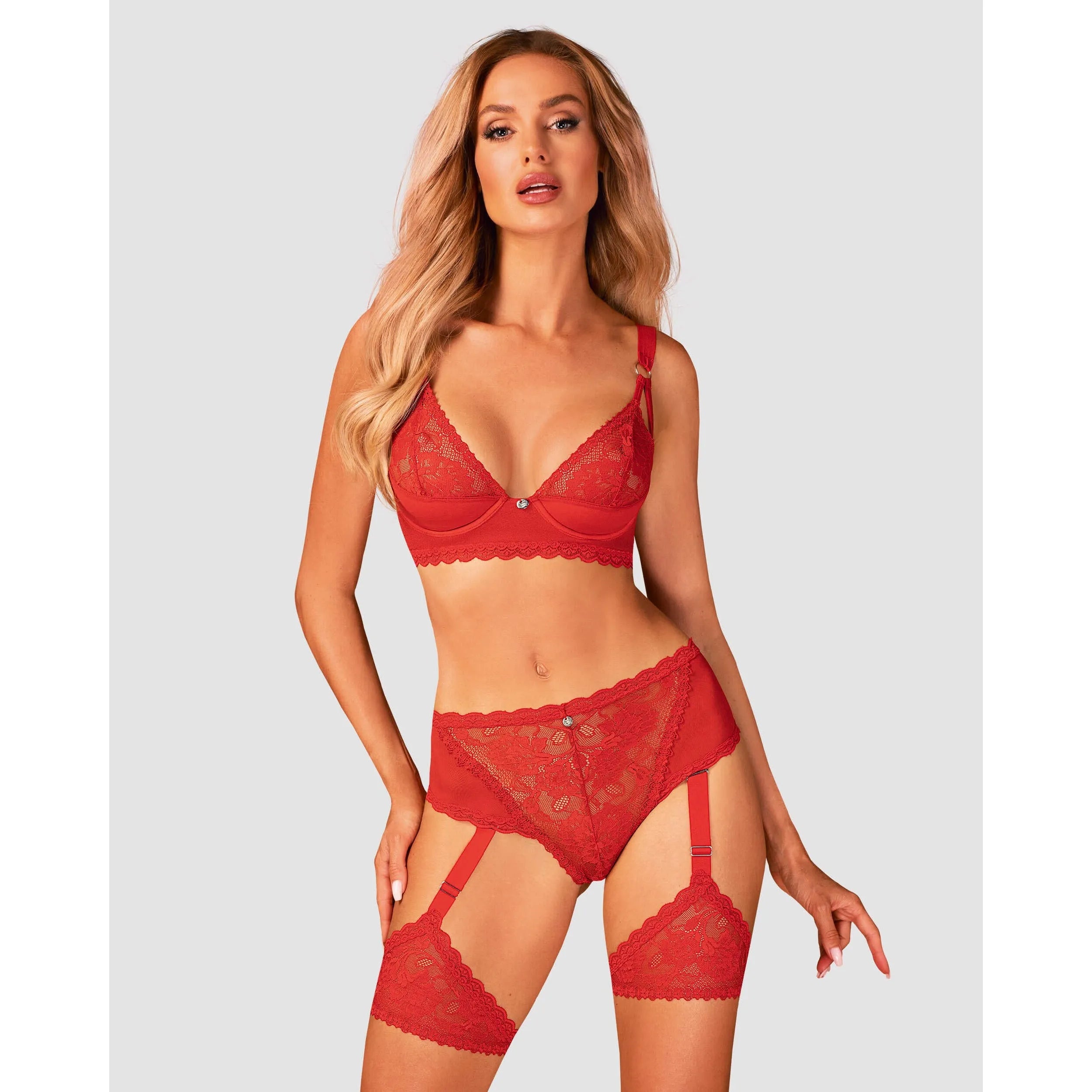 Soutien-gorge rouge Belovya avec armatures, bijou argenté, coupe sensuelle, souligne le buste et décolleté.