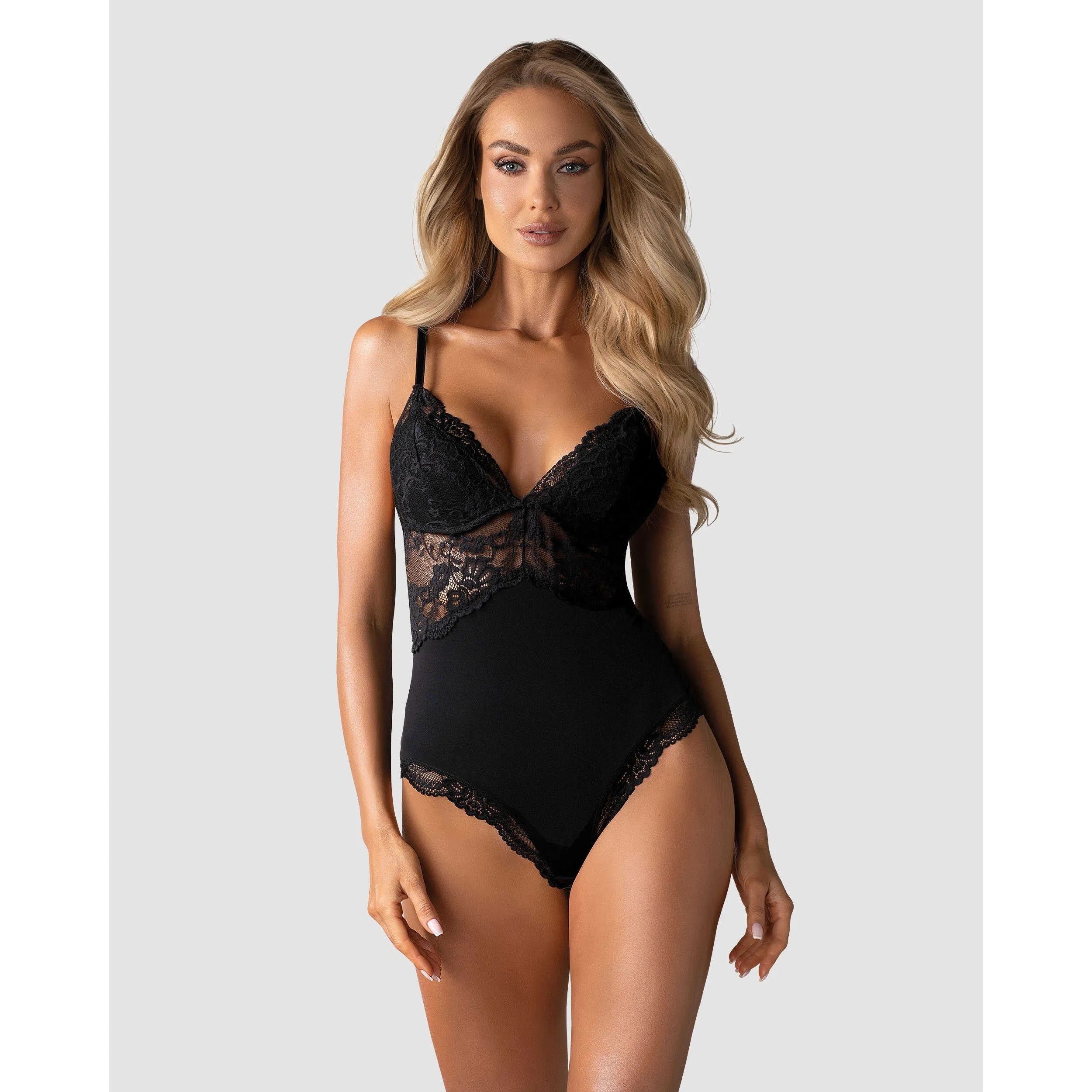 Body noir en dentelle douce et élastique, bretelles ajustables, mettant en valeur les courbes féminines.